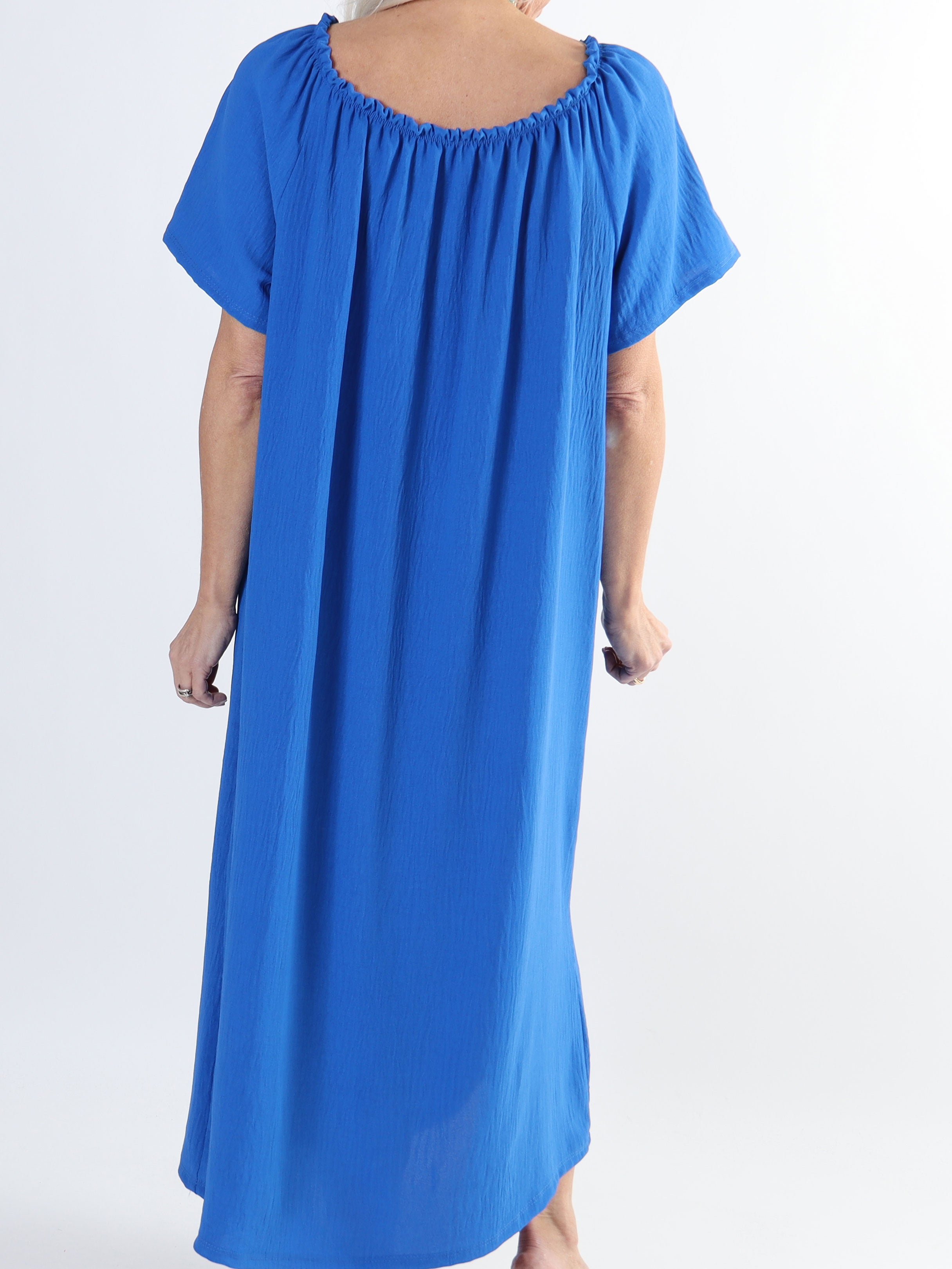 Taima - Lang ensfarvet plus size kjole med elastikkant